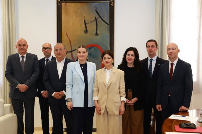A ministra da Juventude, Sira Rego, e a presidente das Ilhas Baleares, Marga Prohens, durante uma reunião no Consulat del Mar, em 23 de abril de 2026, em Palma de Maiorca, Ilhas Baleares (Espanha). Fontes do Executivo revelaram que a proteção dos menores