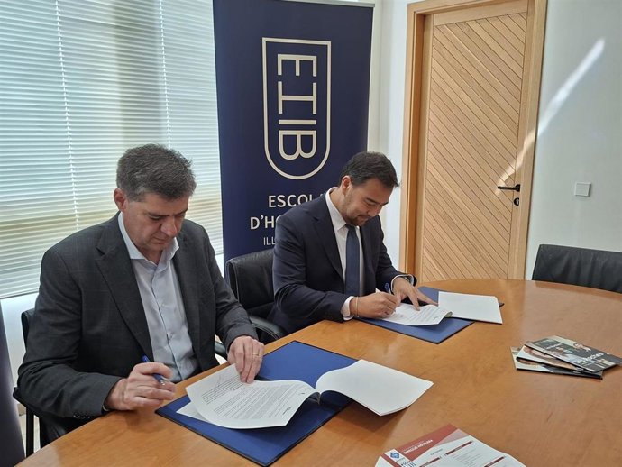 El conseller de Turismo, Cultura y Deportes, Jaume Bauzà, y el representante de Les Roches en España, Mano Soler, durante la firma del protocolo de actuación.