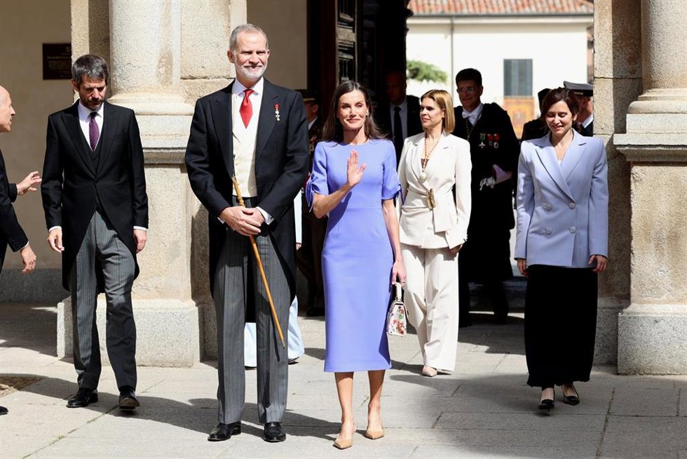 (I-D) El ministro de Cultura, Ernest Urtasun, el Rey Felipe, la Reina Letizia, la alcaldesa del municipio, Judith Piquet, y la presidenta de la Comunidad de Madrid, Isabel Díaz Ayuso, a su llegada a la entregara del Premio de Literatura en Lengua Castella