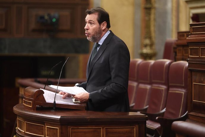Archivo - El ministro de Transportes y Movilidad Sostenible, Óscar Puente, interviene durante una sesión de control al Gobierno, en el Congreso de los Diputados, a 25 de febrero de 202, en Madrid (España). 