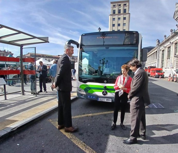 La diputada foral de Transportes, Movilidad y Turismo de Bizkaia, Sonia Pérez, y el consejero delegado de ALSA, Francisco Iglesias, junto al autobús que incorpora el sistema anti-atropellos.