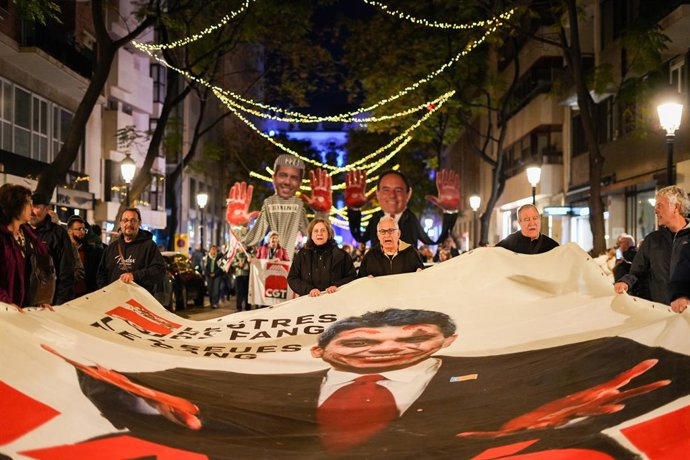 Archivo - Una manifestació convocada sota el lema 'Mazón a presò'