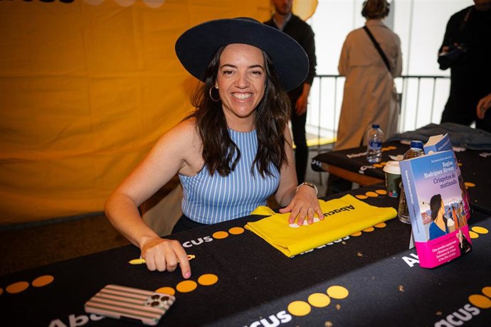 La escritora Regina Rodríguez Sirvent firma ejemplares de sus libros en la Fira de Llibres de Sant Jordi, a 23 de abril de 2026, en Barcelona, Catalunya (España). Hoy, jueves 23 de abril de 2026, Barcelona celebra la Diada de Sant Jordi, una de las festiv