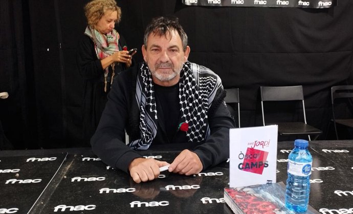 Òscar Camps a la seva taula de signatures