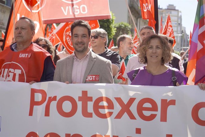 Archivo - El secretario general de UGT Galicia, Cristóbal Medeiros (c) y la secretaria general de CCOO en Galicia, Amelia Pérez, durante la manifestación por el Día del Trabajador, a 1 de mayo de 2025, en Vigo, Pontevedra, Galicia (España). Los sindicatos