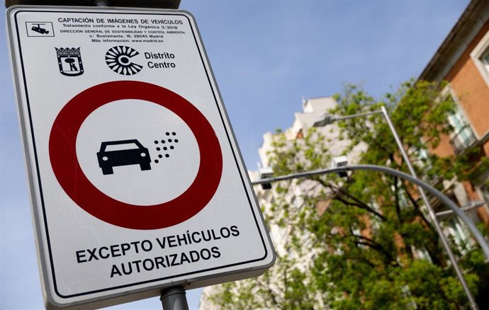 Un cartel en la Zona de Bajas Emisiones en el centro de la ciudad, a 22 de abril de 2026, en Madrid (España)