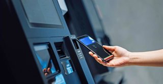 Recurso de una persona en un cajero de Banco Sabadell