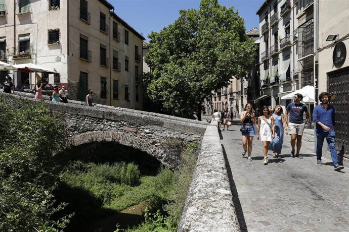 Archivo - Imagen de archivo de los turistas por las calles de Granada.