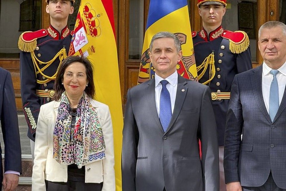 Mantiene un encuentro con el ministro de Defensa de Moldavia, Nosatii Anatolie, en Chisinau (Moldavia).