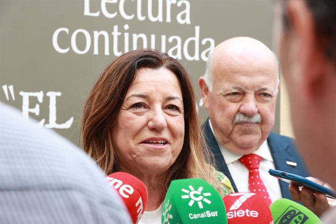 María del Carmen Castillo atiende a los periodistas en Córdoba.