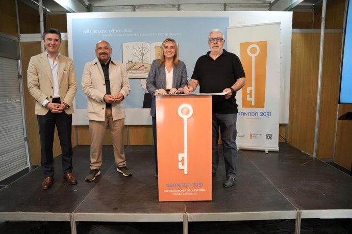 La alcaldesa de Granada, Marifrán Carazo, en la adhesión de la Feria del Libro a la candidatura de Granada 2031.