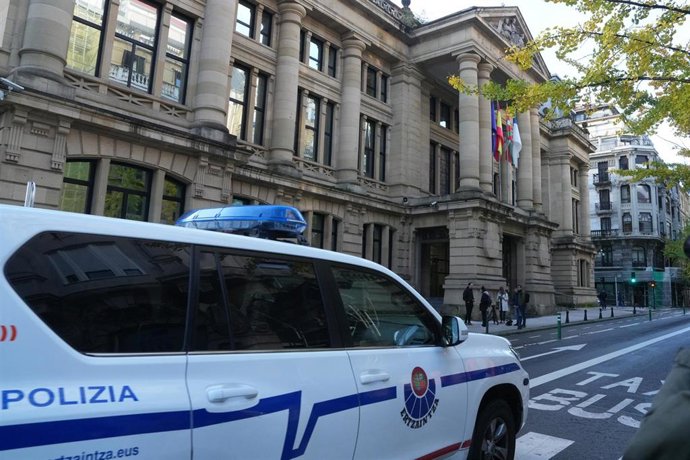 Archivo - Un coche de la Ertzaintza pasa junto a la Audiencia de Gipuzkoa,