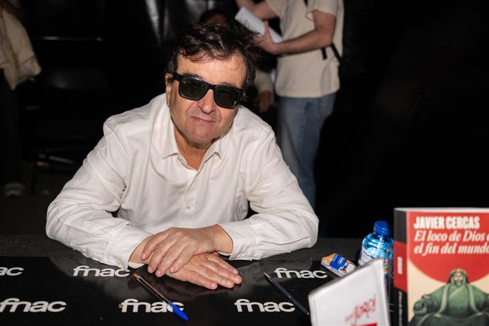 El escritor Javier Cercas firma ejemplares de sus libros en la Fira de Llibres de Sant Jordi, a 23 de abril de 2026, en Barcelona, Catalunya (España).