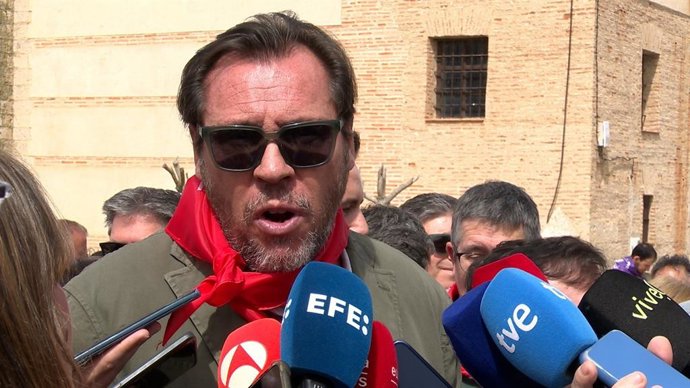 El ministro de Transportes y Movilidad Sostenible, Óscar Puente, en la atención a medios en Villalar.