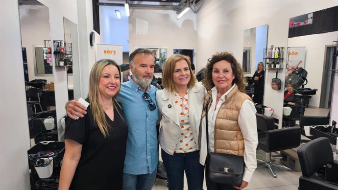 La secretaria general del PSPV de València, Pilar Bernabé, (c) visita el barrio de Malilla.