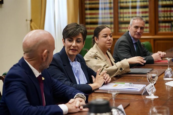 La ministra de Vivienda y Agenda Urbana, Isabel Rodríguez (2i), durante una reunión mantenida con plataformas por el derecho a la vivienda de Málaga. A 23 de abril de 2026 en Málaga (Andalucía, España). Isabel Rodríguez se ha desplazado este jueves, 23 de