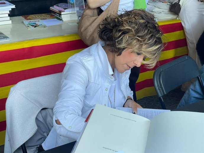 La periodista Sonsoles Ónega durante la firma de su libro en Sant Jordi 2026, en Barcelona