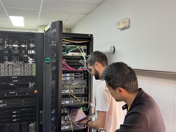 Investigadores del grupo Mobilenet trabajando con equipamiento de PANDORA en la red 6G OPENRAN, en la E.T.S de Ingeniería de Telecomunicación de la Universidad de Málaga