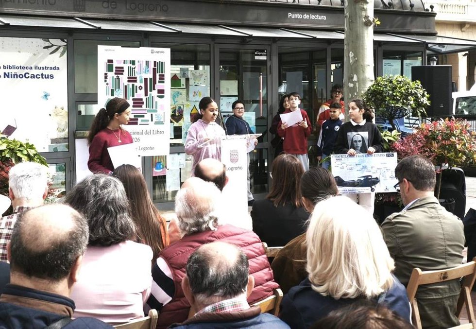 Rafael Azcona, en su año, y el centenario del Vuelo Madrid-Manila protagonizan el Día del Libro en Logroño