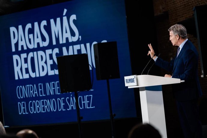 El presidente del Partido Popular, Alberto Núñez Feijóo, durante el acto ‘Pagas más, recibes menos; contra el infierno fiscal del Gobierno de Sánchez’ en el Espacio Jorge Juan, a 8 de abril de 2026, en Madrid (España). 