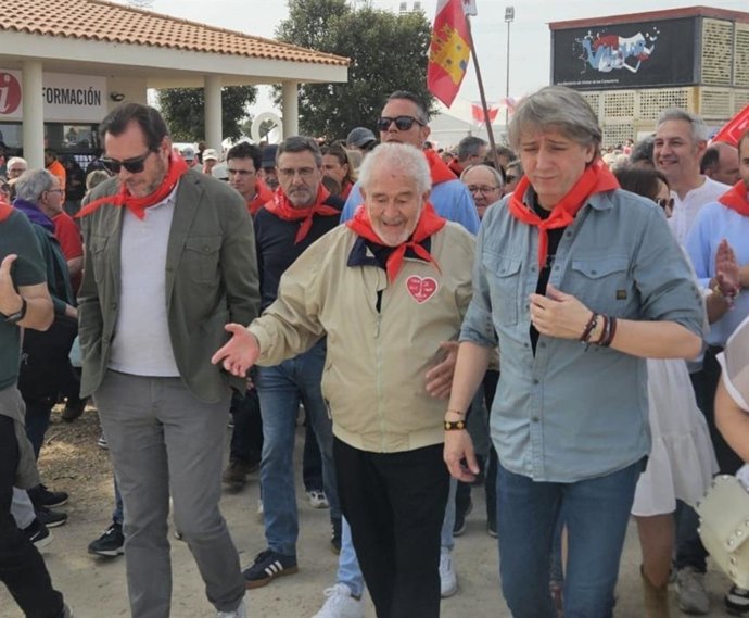 Puente, primero por la izquierda, durante la fiesta popular celebrrada en Villalar de los Comuneros.