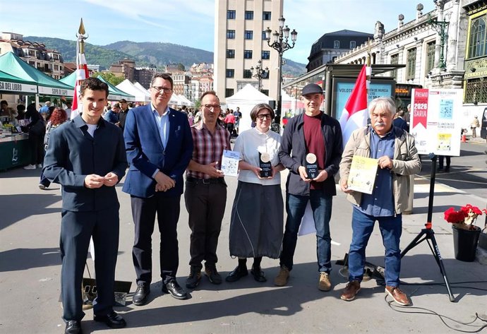 Koldo Bilbao, Gonzalo Olabarria, Javier Cámara, Danele Sarriugarte, Javier de Isasi y Asier Muniategi