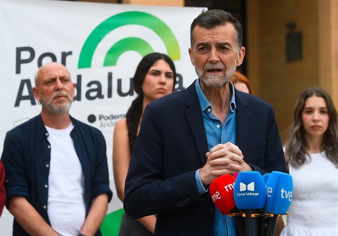 El candidato de Por Andalucía a la presidencia de la Junta, Antonio Maíllo, atiende a los medios