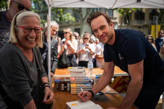 El escritor Joel Dicker firma ejemplares de sus libros en la Fira de Llibres de Sant Jordi, a 23 de abril de 2026, en Barcelona, Catalunya (España).