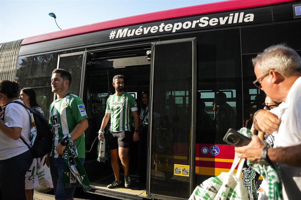 Archivo - Aficionados del Real Betis en un autobús en Sevilla