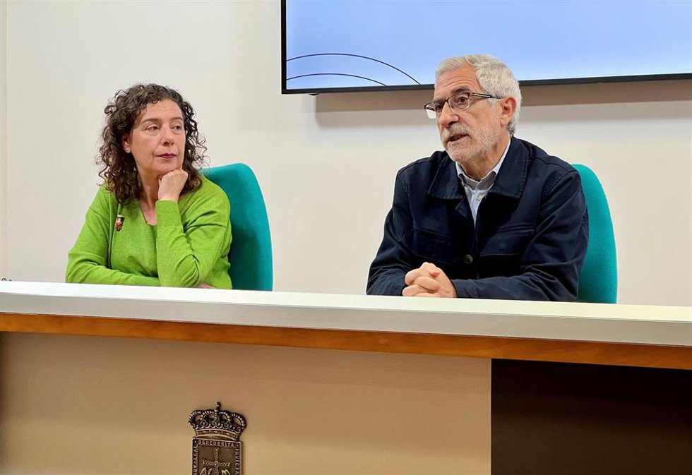 La concejala de IU-Convocatoria por Oviedo, Cristina Pontón y el portavoz de la formación, Gaspar Llamazares.