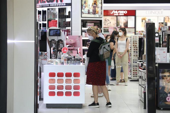 Archivo - Varias personas  en una perfumería 