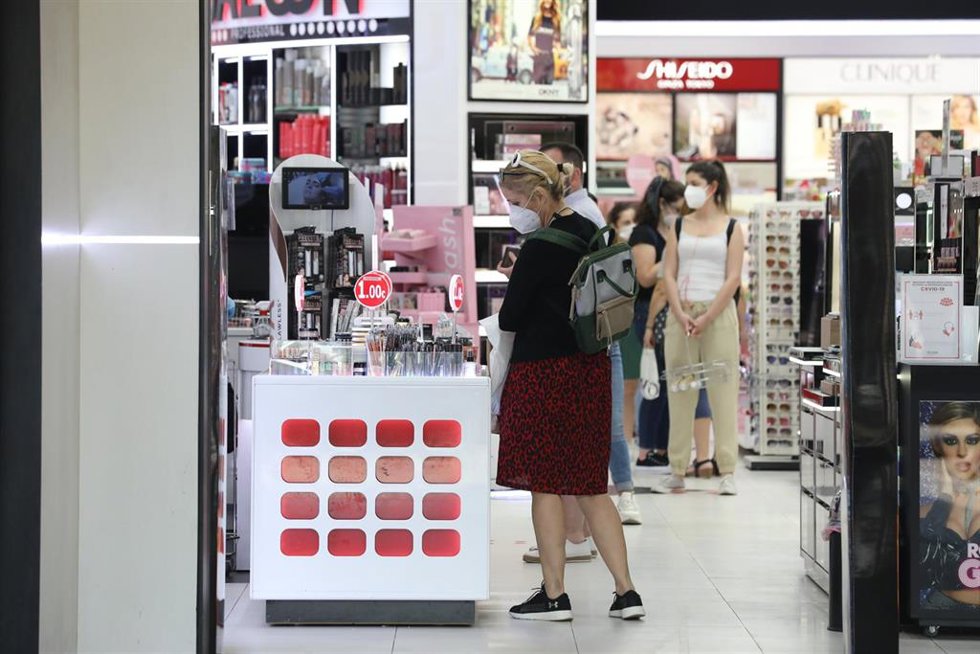 Archivo - Varias personas en una perfumería