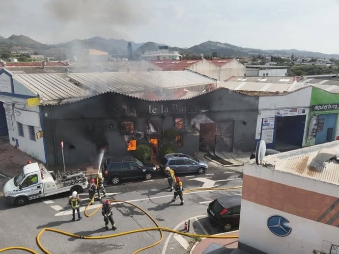 Nave incendiada en un polígono de Marbella.