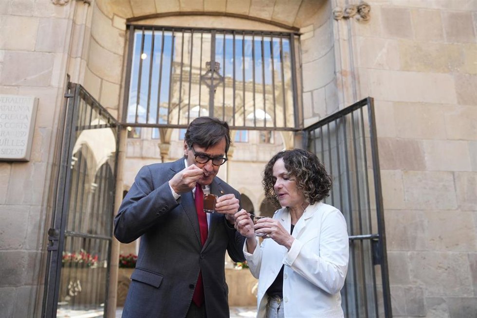 El presidente de la Generalitat Salvador Illa encabeza una chocolatada por Sant Jordi acompañado por la Consellera de Cultura, Sònia Hernández, a 23 de abril de 2026, en Barcelona, Catalunya (España). La chocolatada es una tradición popular, especialmente
