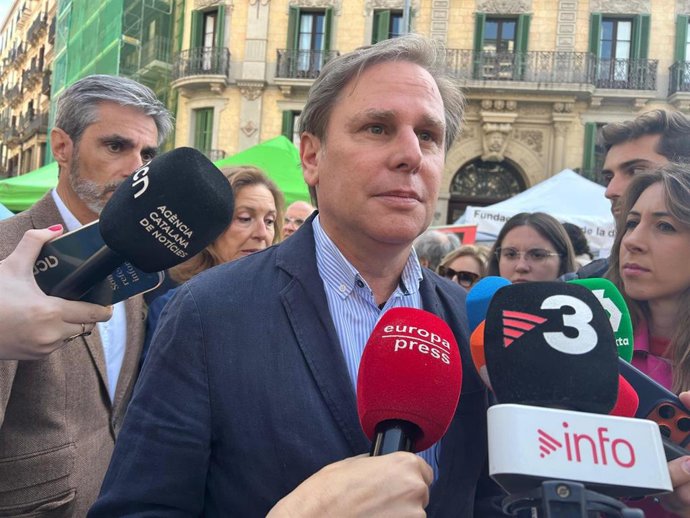 El portavoz de Vox en el Parlament Joan Garriga en declaraciones a periodistas