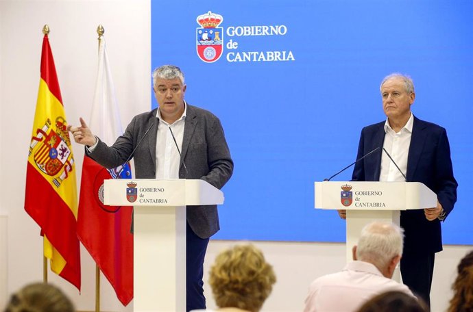 Los consejeros de Economía, Luis Ángel Agüeros, y de Industria, Eduardo Arasti, presentan el primer paquete de medidas para paliar los efectos del impacto de la Guerra de Oriente Medio en Cantabria.