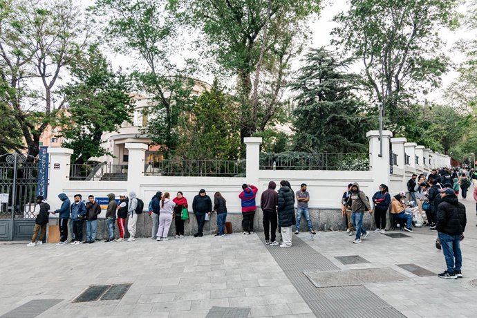 Varias personas hacen cola para conseguir el certificado de vulnerabilidad en una Oficina de Asistencia en Materia de Registro, a 22 de abril de 2026, en Madrid (España). El lunes comenzó de forma presencial la regularización extraordinaria de migrantes i