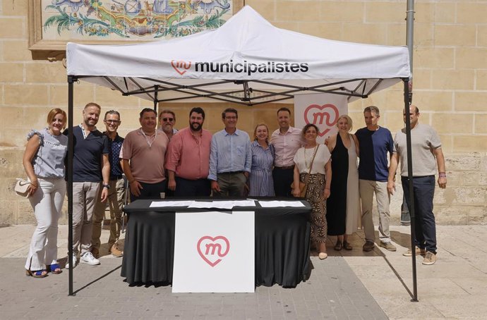 Archivo - Arxiu - El president d'Unió Municipalista, David García (6e), l'alcalde d'Ontinyent, Jorge Rodríguez (c), i la vicepresidenta primera de la Diputació, Natalia Enguix (6d), durant una recollida de signatures de la ILP per a rebaixar el llistó ele