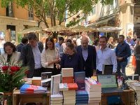 Prohens pasea por las paradas del Día del Libro en Palma