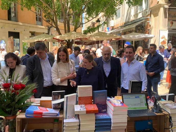 La presidenta del Govern, Marga Prohens, pasea por las paradas del Día del Libro en Palma