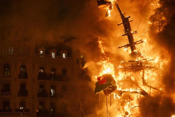 Archivo - ‘Cremà' de la Falla del Ayuntamiento, a 19 de marzo de 2025, en Valencia.