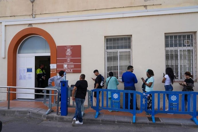 Colas de inmigrantes en Cartagena por el proceso de regularización