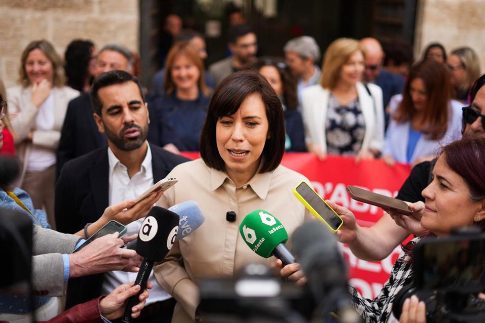La secretaria general del PSPV y ministra de Ciencia, Innovación y Universidades, Diana Morant, atiende a los medios este jueves en València, frente a Les Corts