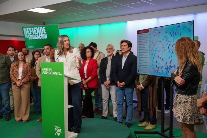 La vicesecretaria general del PSOE-A y candidata número uno por Huelva al Parlamento andaluz, María Márquez, acompañada por la secretaria general del PSOE de Huelva, María Eugenia Limón, alcaldes y portavoces socialista en la provincia.