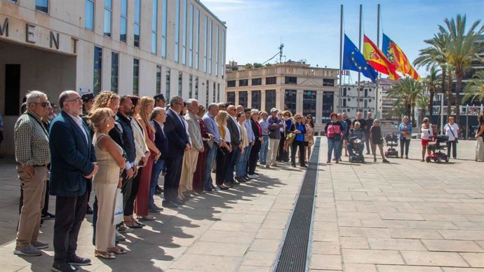 Minuts de silenci en l'Ajuntament de Benidorm per la mort de dos operaris en la caiguda d'una bastida d'obra