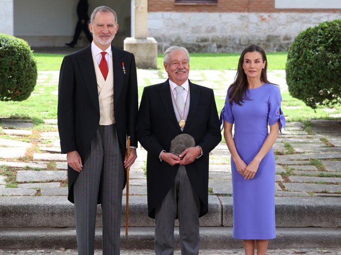 La Reina Letizia acapara todas las miradas con su vestido violeta en la entrega del Premio Cervantes a Gonzalo Celorio