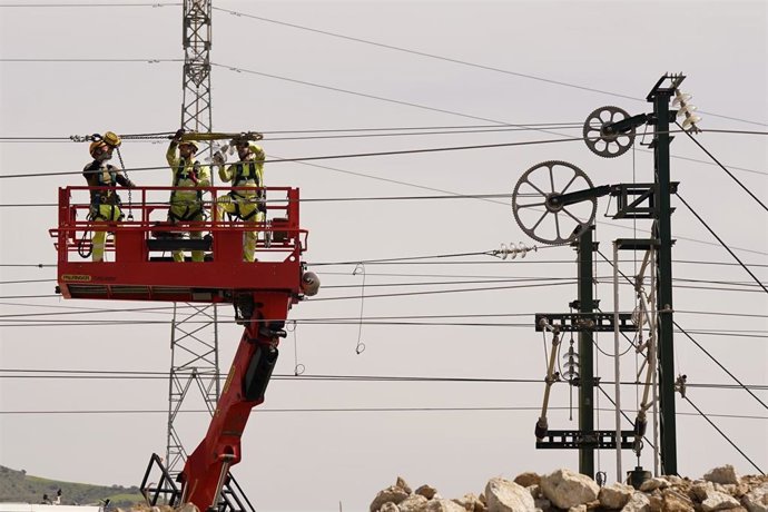 Archivo - Imagen de las obras de emergencias sobre el talud que se vio gravemente afectado por el pasado temporal a su paso por Álora (Málaga).