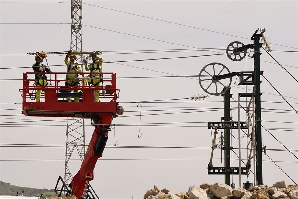 Archivo - Imagen de las obras de emergencias sobre el talud que se vio gravemente afectado por el pasado temporal a su paso por Álora (Málaga).