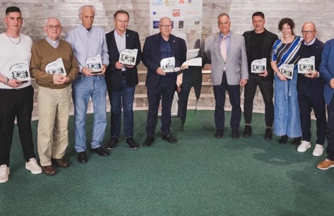 Fotografía publicada en las redes sociales de Pedro Casares en la que se 'borra' a Buruaga