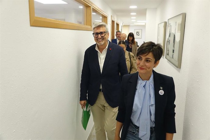 El secretario general del PSOE de Málaga, Josele Aguilar, y la secretaria de Vivienda y Agenda Urbana del PSOE, Isabel Rodríguez